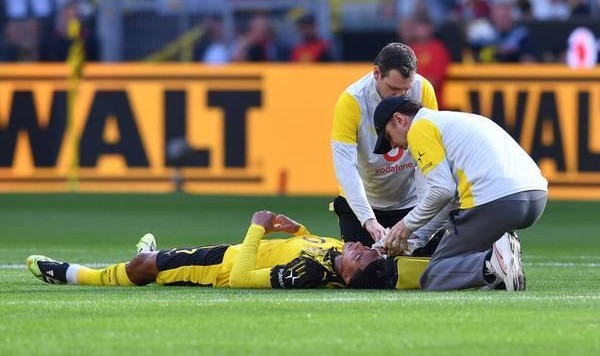 争顶时与柏林联合球员相撞，乔布-贝林厄姆脸上鲜血直流