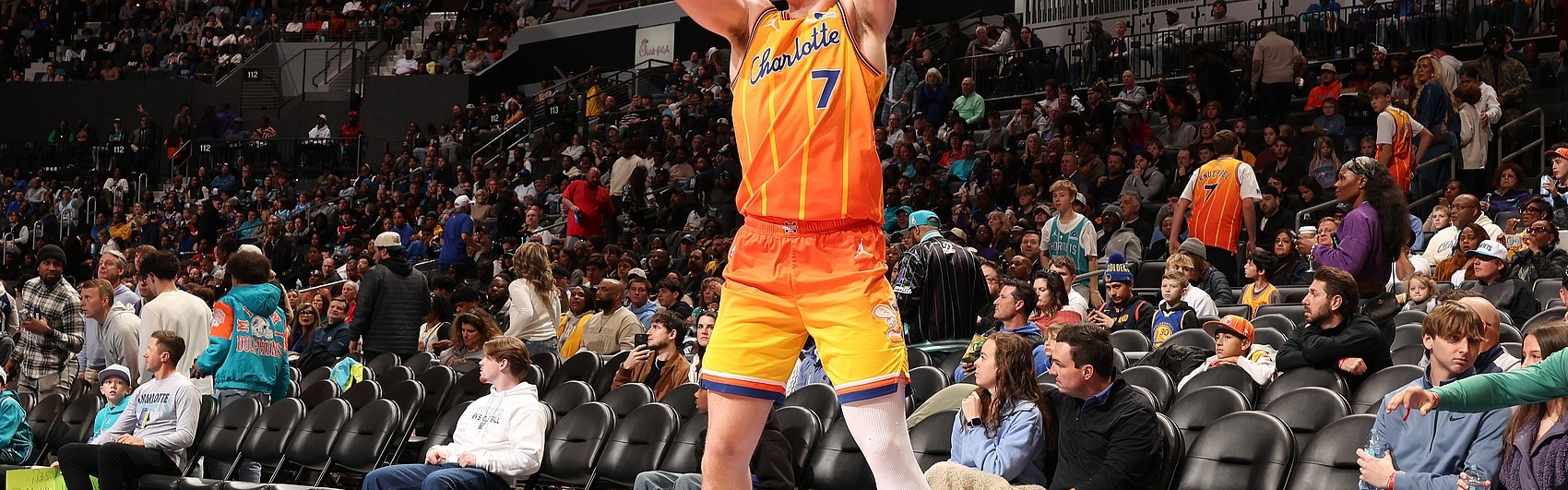 追梦：克尼佩尔投篮像年轻的克莱 但防守和竞争力还不能比肩