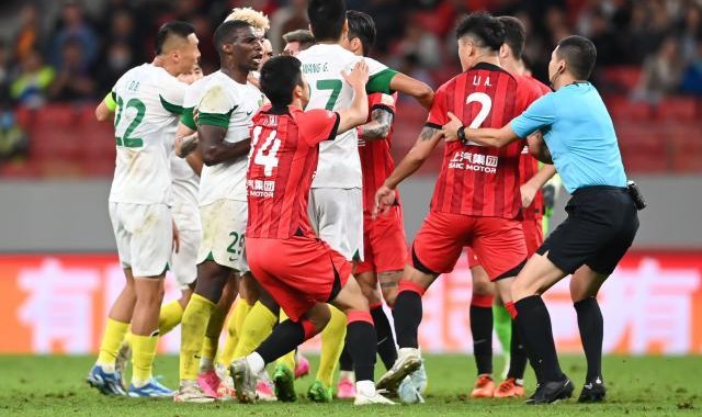 【中超】夺冠悬念继续！颜骏凌送礼 海港1比2负国安