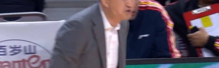 开云体育-杜锋挑战成功改判球权 奎因郭艾伦拼抢篮板出界引争议