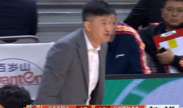 开云体育-杜锋挑战成功改判球权 奎因郭艾伦拼抢篮板出界引争议