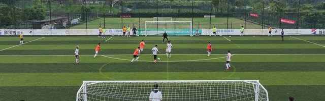 开云体育-“川超”内江队冒雨集训 17岁高三球员比赛备考两不误